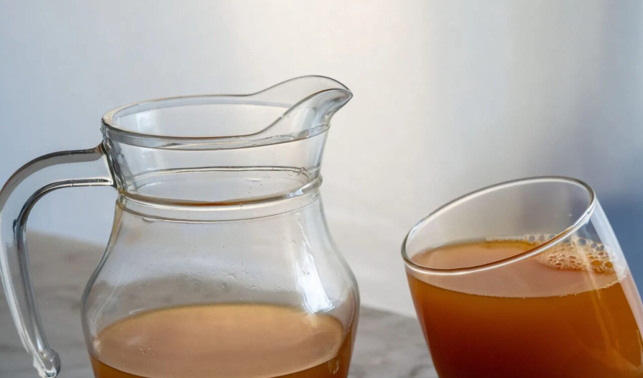 Kombucha kao ljetno osvježenje: fermentisani čaj koji mnogi biraju zbog okusa i sastava