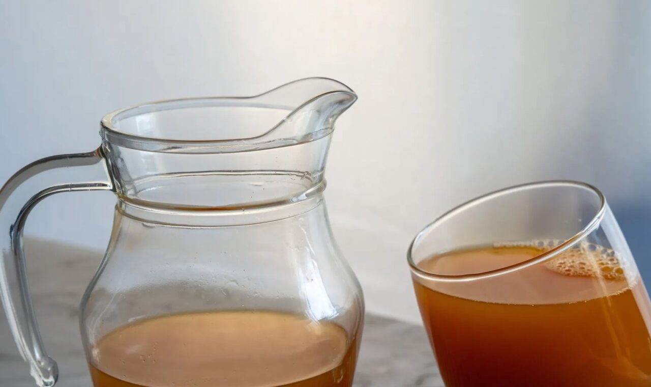 Kombucha kao ljetno osvježenje: fermentisani čaj koji mnogi biraju zbog okusa i sastava