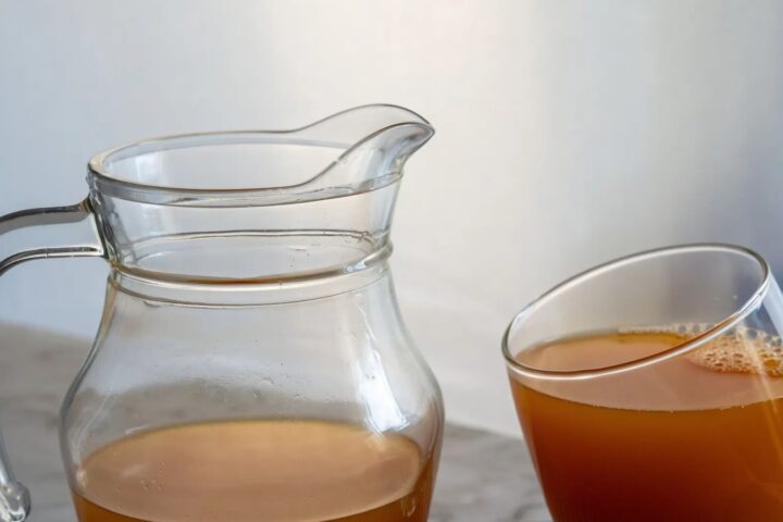 Kombucha kao ljetno osvježenje: fermentisani čaj koji mnogi biraju zbog okusa i sastava