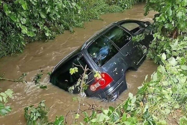 Kreševo: automobil sletio u nabujalu Kreševčicu, policajci izvukli vozača iz vozila