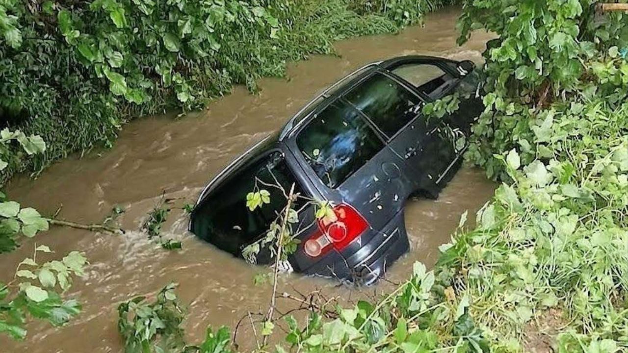 Kreševo: automobil sletio u nabujalu Kreševčicu, policajci izvukli vozača iz vozila