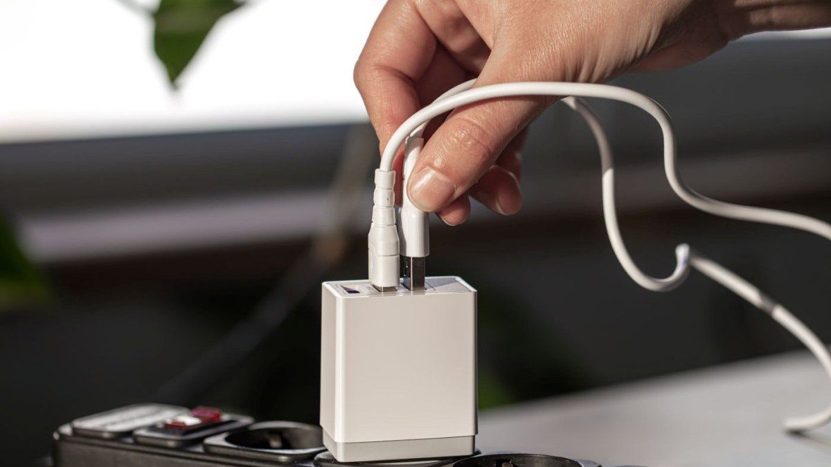 Lažni USB punjači s interneta mogu biti opasni: testovi otkrili rizik od požara, eksplozije i strujnog udara