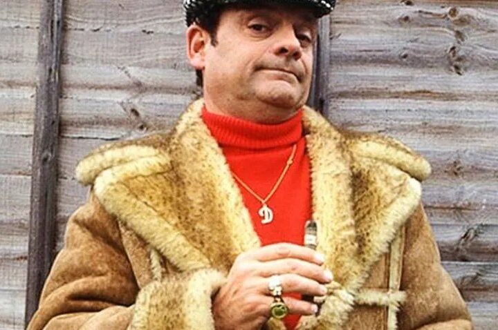 Legendarni Del Boy fotografisan ispred hotela u Southendu, David Jason i dalje privlači pažnju