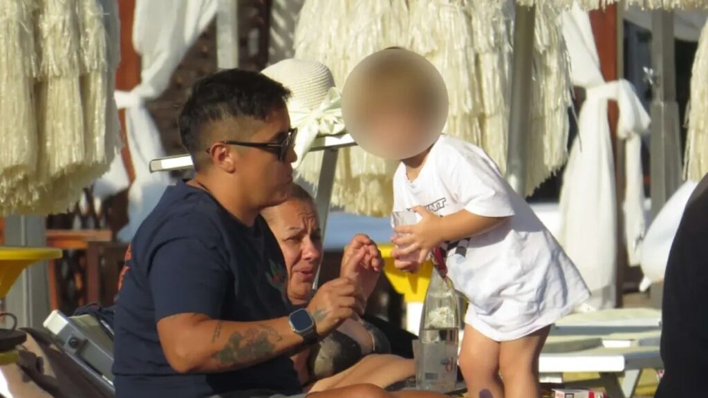 Marija Šerifović na plaži u Crnoj Gori sa sinom Mariom i majkom Vericom