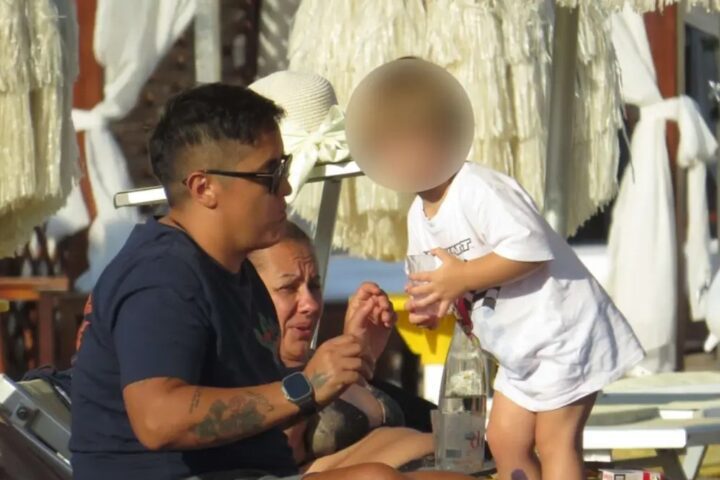 Marija Šerifović na plaži u Crnoj Gori sa sinom Mariom i majkom Vericom