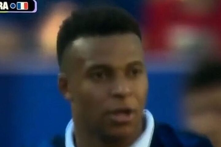 Mbappe usred akcije opsovao Caceresu, prema pravilima to je razlog za crveni karton