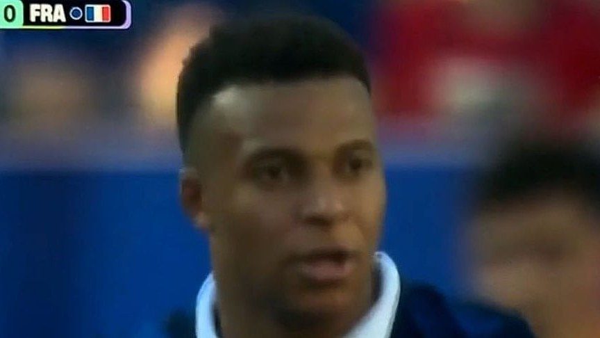 Mbappe usred akcije opsovao Caceresu, prema pravilima to je razlog za crveni karton