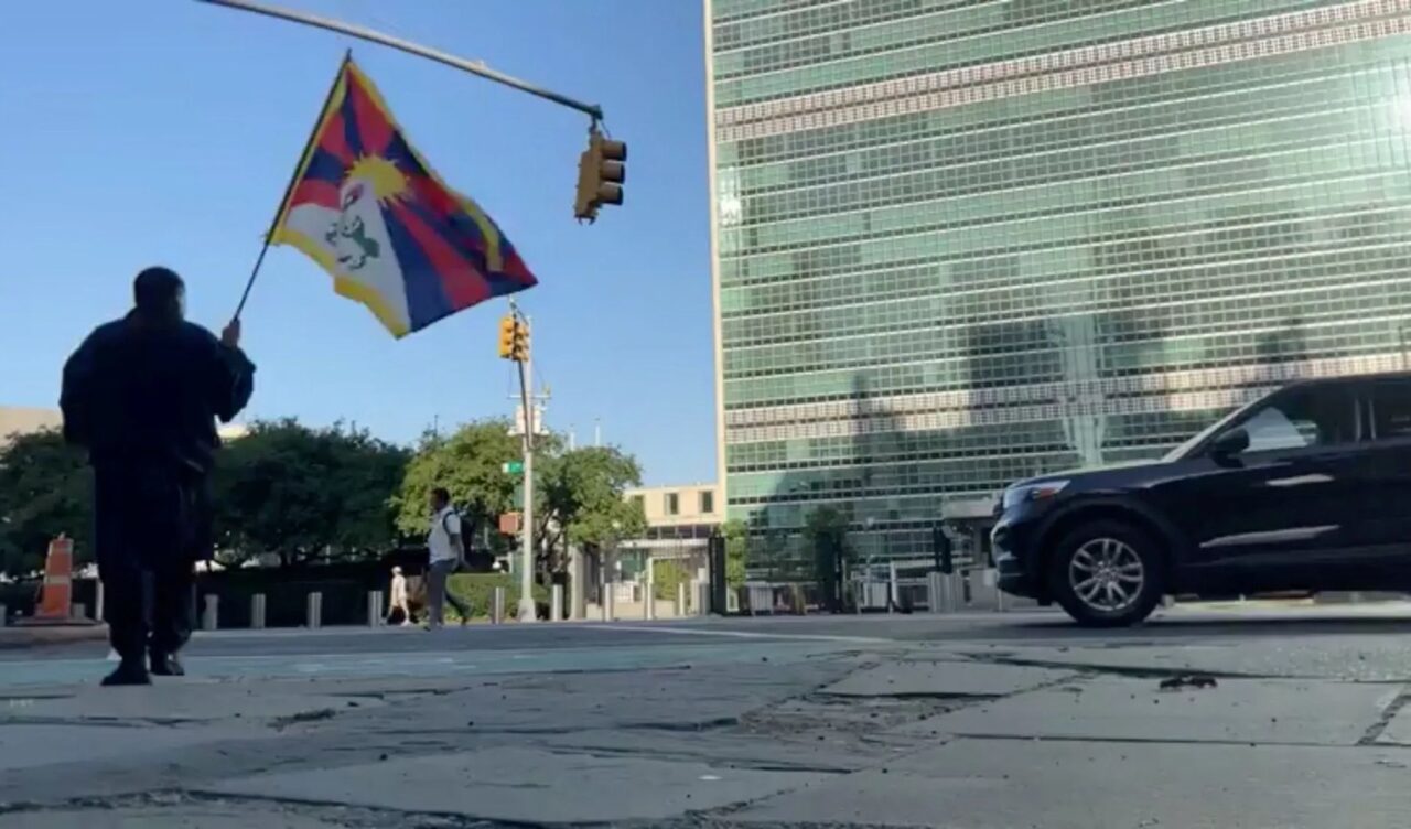 Muškarac se zapalio ispred sjedišta UN-a u New Yorku, policija nije objavila identitet