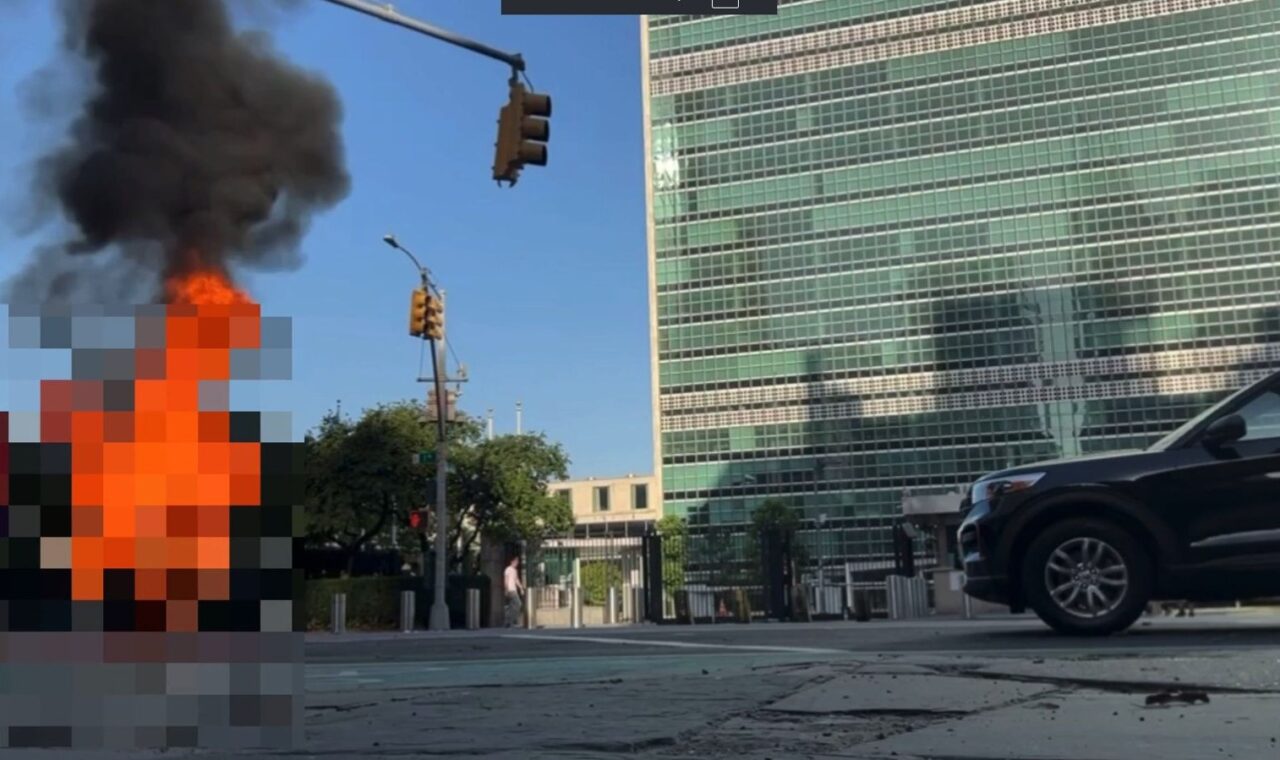 Muškarac se zapalio ispred sjedišta UN-a u Njujorku, prevezen je u Bellevue u kritičnom stanju