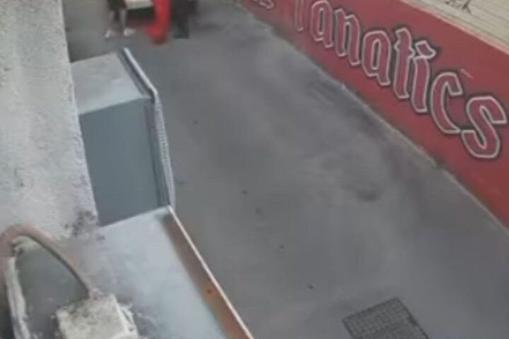 Objavljena snimka ispred prostorija Red Armyja, vidi se ubacivanje zastava u vozilo