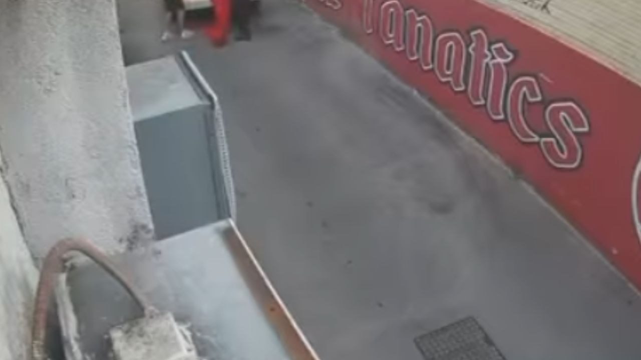 Objavljena snimka ispred prostorija Red Armyja, vidi se ubacivanje zastava u vozilo