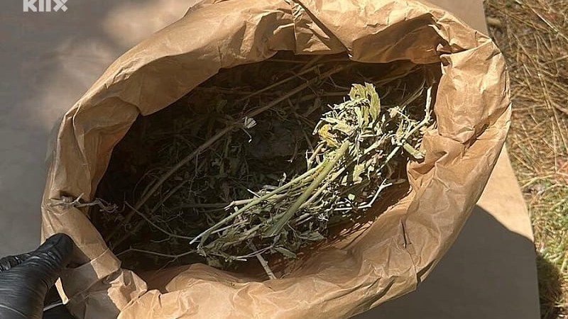 Policija u Tuzli pronašla predmete povezane s drogom, oružje i opremu za improviziranu laboratoriju, jedna osoba uhapšena