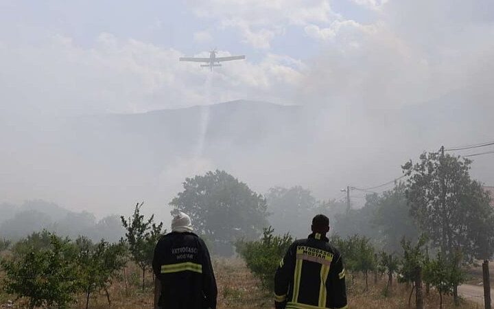 Požar na brdu Radovići sjeverno od Mostara, u gašenju pomažu i dva Air Tractora