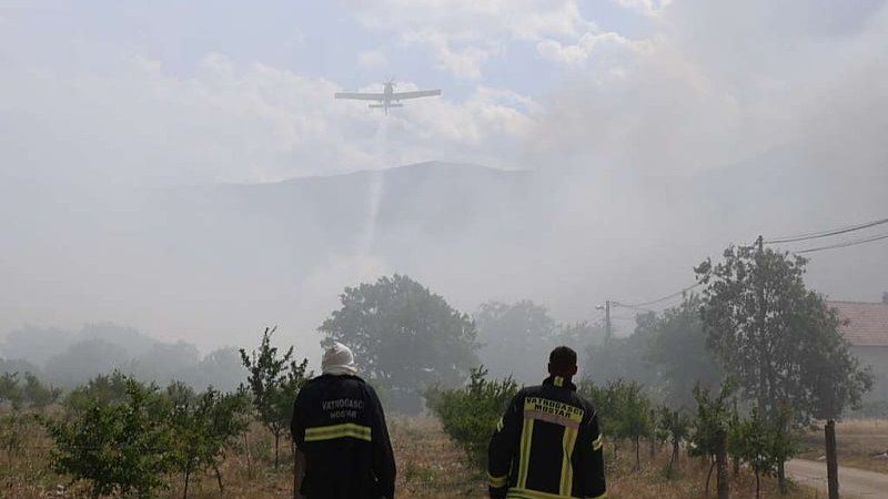 Požar na brdu Radovići sjeverno od Mostara, u gašenju pomažu i dva Air Tractora