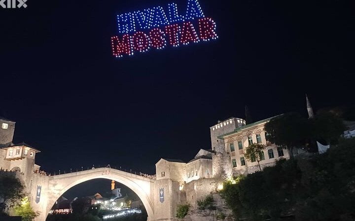 Prekrasna noć ispod Starog mosta: film „Najdublji skok“ i koncert Mostar Sevdah Reuniona uz dron show i bakljadu