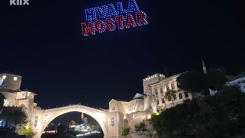 Prekrasna noć ispod Starog mosta: film „Najdublji skok“ i koncert Mostar Sevdah Reuniona uz dron show i bakljadu