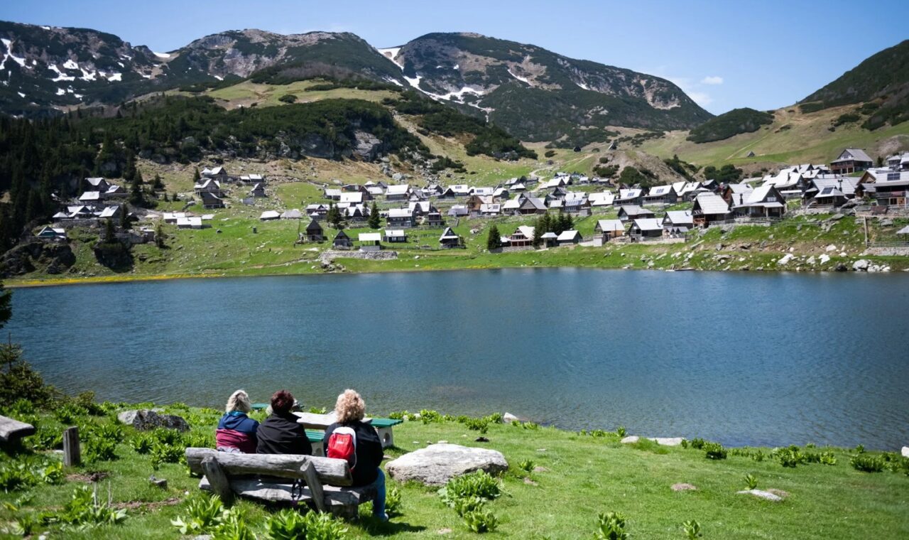 Prokoško jezero i dalje privlači sve više posjetilaca koji biraju kampiranje i planinski mir