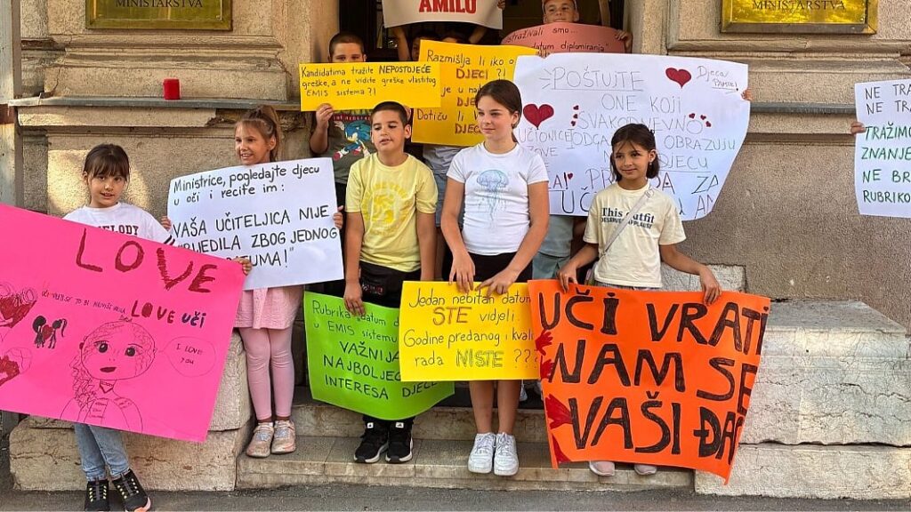 Roditelji učenika trećeg razreda u Sarajevu protestirali zbog statusa učiteljice, najavili mogući ispis djece iz škole