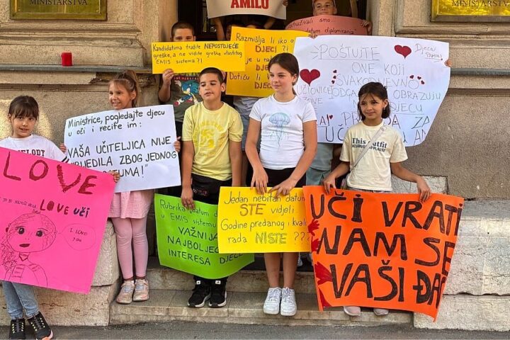 Roditelji učenika trećeg razreda u Sarajevu protestirali zbog statusa učiteljice, najavili mogući ispis djece iz škole