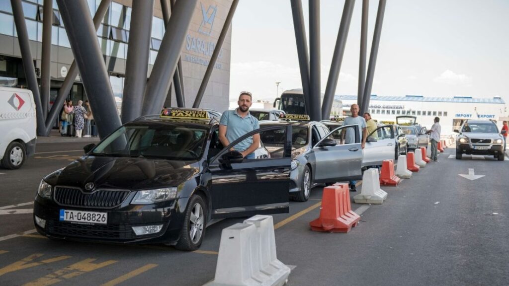 Sarajevo Taxi uvodi kartično plaćanje na aerodromskom taksi štandu, vozači koriste i aplikaciju mojTaxi