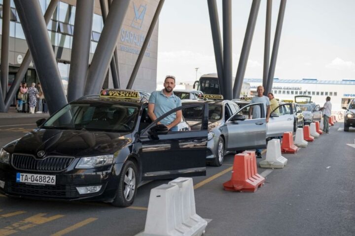 Sarajevo Taxi uvodi kartično plaćanje na aerodromskom taksi štandu, vozači koriste i aplikaciju mojTaxi