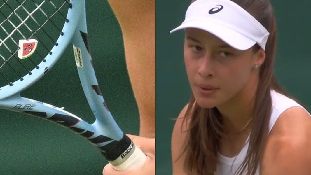 Sönmez na Wimbledonu dobila zabranu za značku s palestinskom zastavom, pa na reket stavila lubenicu