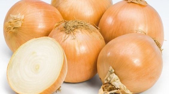 Trik za savršeno dinstanje luka: dva sastojka mijenjaju okus i skraćuju vrijeme kuhanja