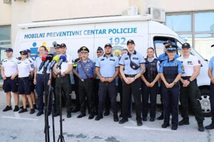 U Makarskoj i Splitu strane policijske ophodnje pomažu turistima, među njima i policajka iz Sarajeva