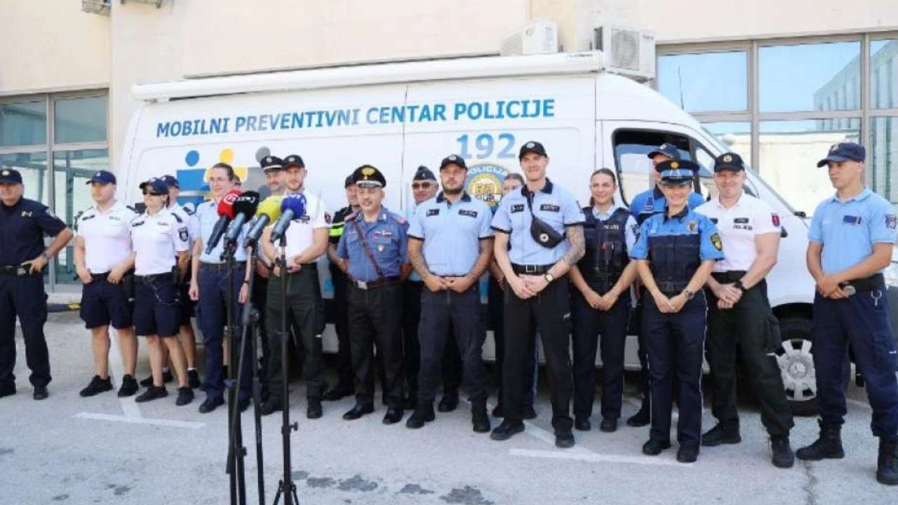 U Makarskoj i Splitu strane policijske ophodnje pomažu turistima, među njima i policajka iz Sarajeva