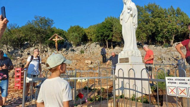 U Međugorju očišćen Gospin kip nakon oskvrnuća, molitveni program se nastavlja bez prekida
