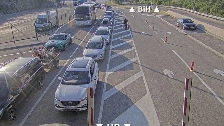 Vikend donosi gužve prema jugu BiH, na više dionica i graničnih prijelaza zastoje stvaraju radovi i kolone