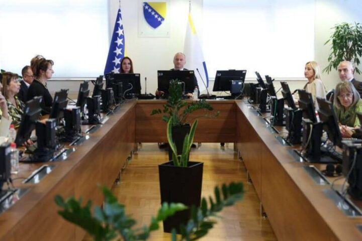 VSTV i Europska komisija razgovaraju o spornom pravilniku nakon obustave financiranja