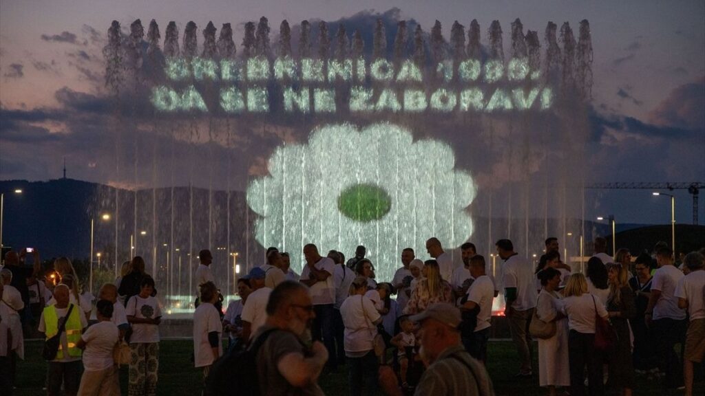 Zagreb obilježio 31. godišnjicu genocida u Srebrenici mimohodom i projekcijom cvijeta Srebrenice