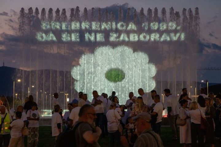 Zagreb obilježio 31. godišnjicu genocida u Srebrenici mimohodom i projekcijom cvijeta Srebrenice