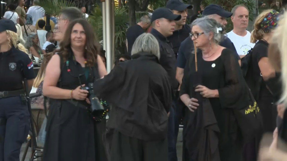 Žene u crnom u Beogradu obilježile godišnjicu genocida u Srebrenici