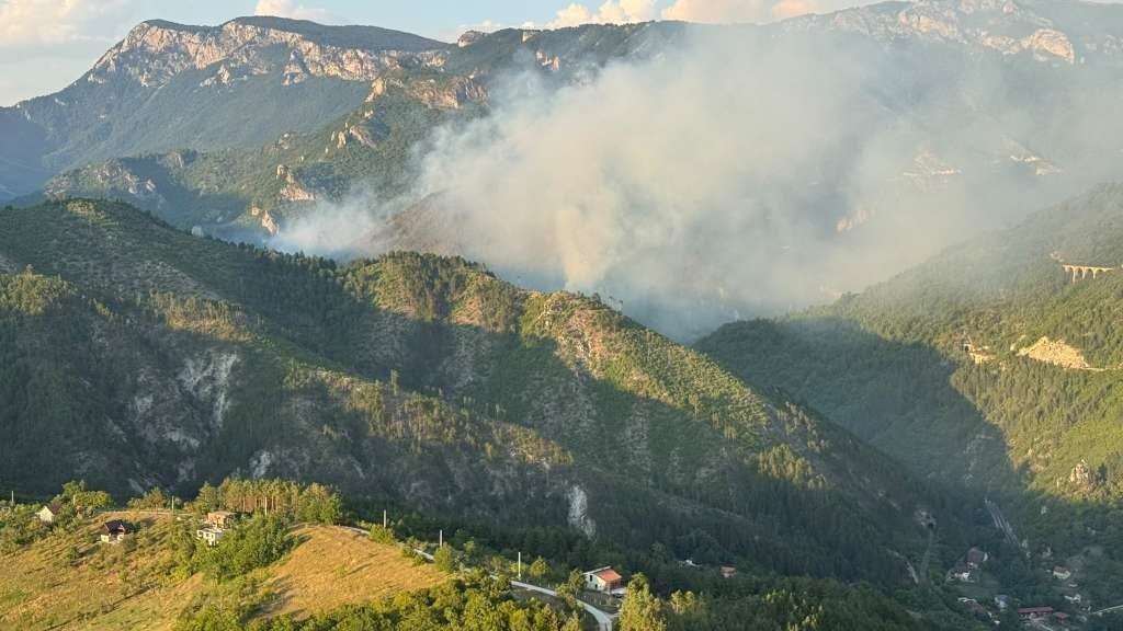Borba s vatrom u Grahovu i dalje traje, angažiran i helikopter Oružanih snaga BiH