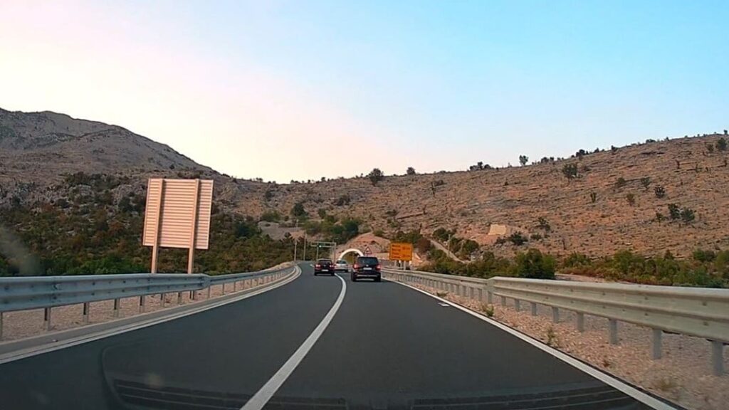 Cesta Stolac - Neum: bahati vozači preticanjem preko pune linije ugrožavaju promet