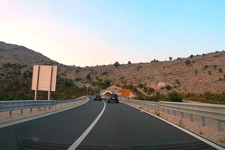 Cesta Stolac - Neum: bahati vozači preticanjem preko pune linije ugrožavaju promet