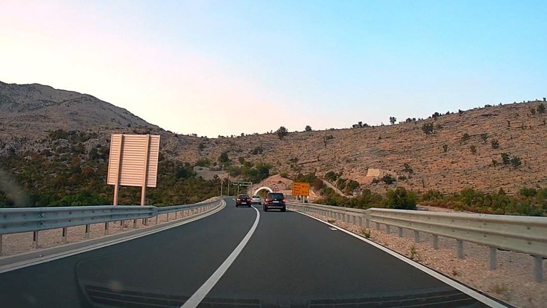 Cesta Stolac - Neum: bahati vozači preticanjem preko pune linije ugrožavaju promet