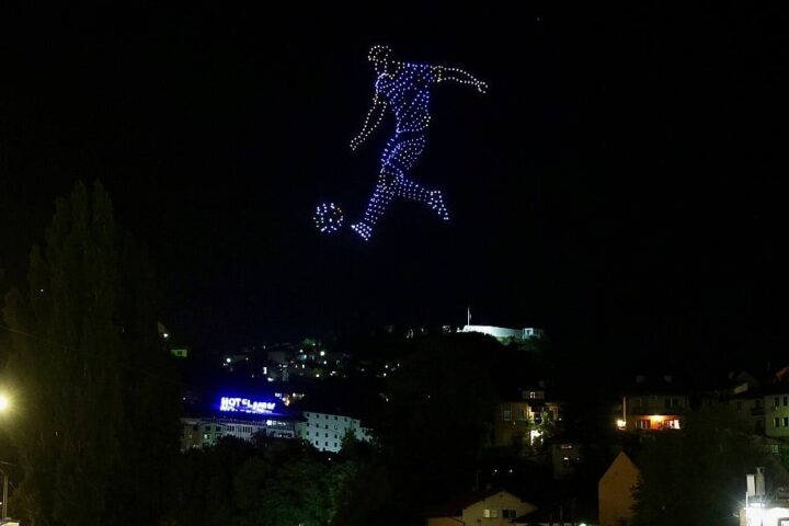 Džeko, žičara, Vučko i zastava BiH obasjali nebo iznad Sarajeva u drone showu