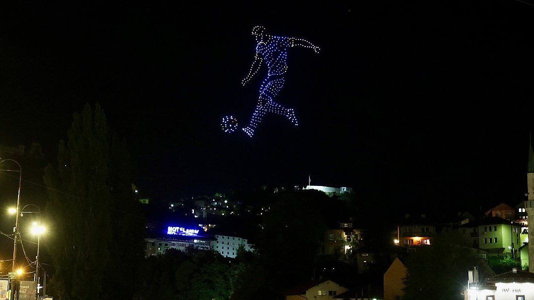 Džeko, žičara, Vučko i zastava BiH obasjali nebo iznad Sarajeva u drone showu