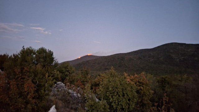 Grom izazvao požar iznad Popova polja
