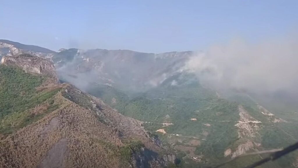 Helikopter MUP-a RS-a poslan u Konjic radi pomoći u gašenju požara