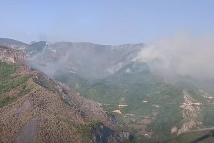 Helikopter MUP-a RS-a poslan u Konjic radi pomoći u gašenju požara