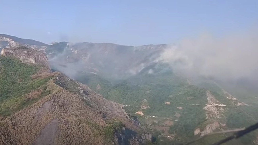 Helikopter MUP-a RS-a poslan u Konjic radi pomoći u gašenju požara