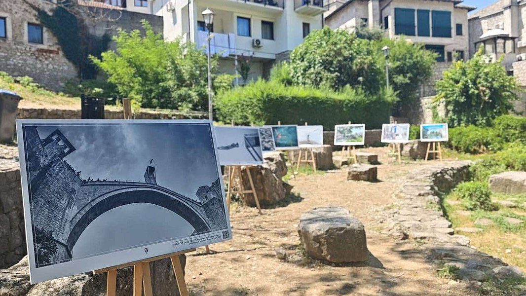 Izložba u Mostaru obilježila deset godina Red Bull Cliff Divinga