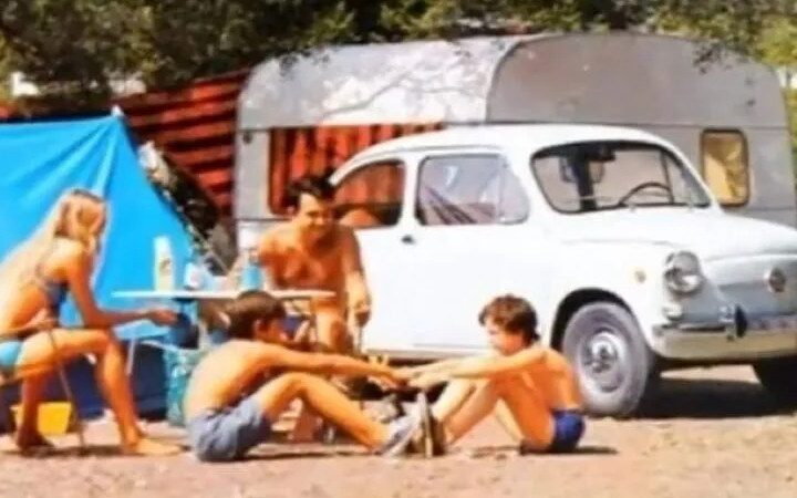 Kako se nekada ljetovalo: foto-aparat s filmom, termoske i automobil pun stvari