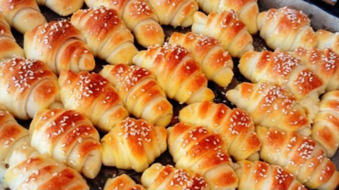 Kiflice punjene sirom i suhim mesom za doručak: mekane iznutra, hrskave izvana