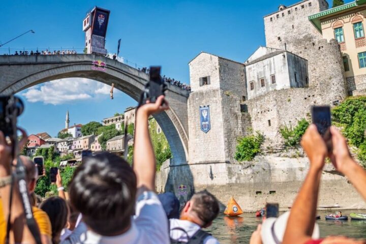 Mostar čeka odlučujuće skokove: Iffland i Gimeno vode uoči finala Red Bull Cliff Divinga