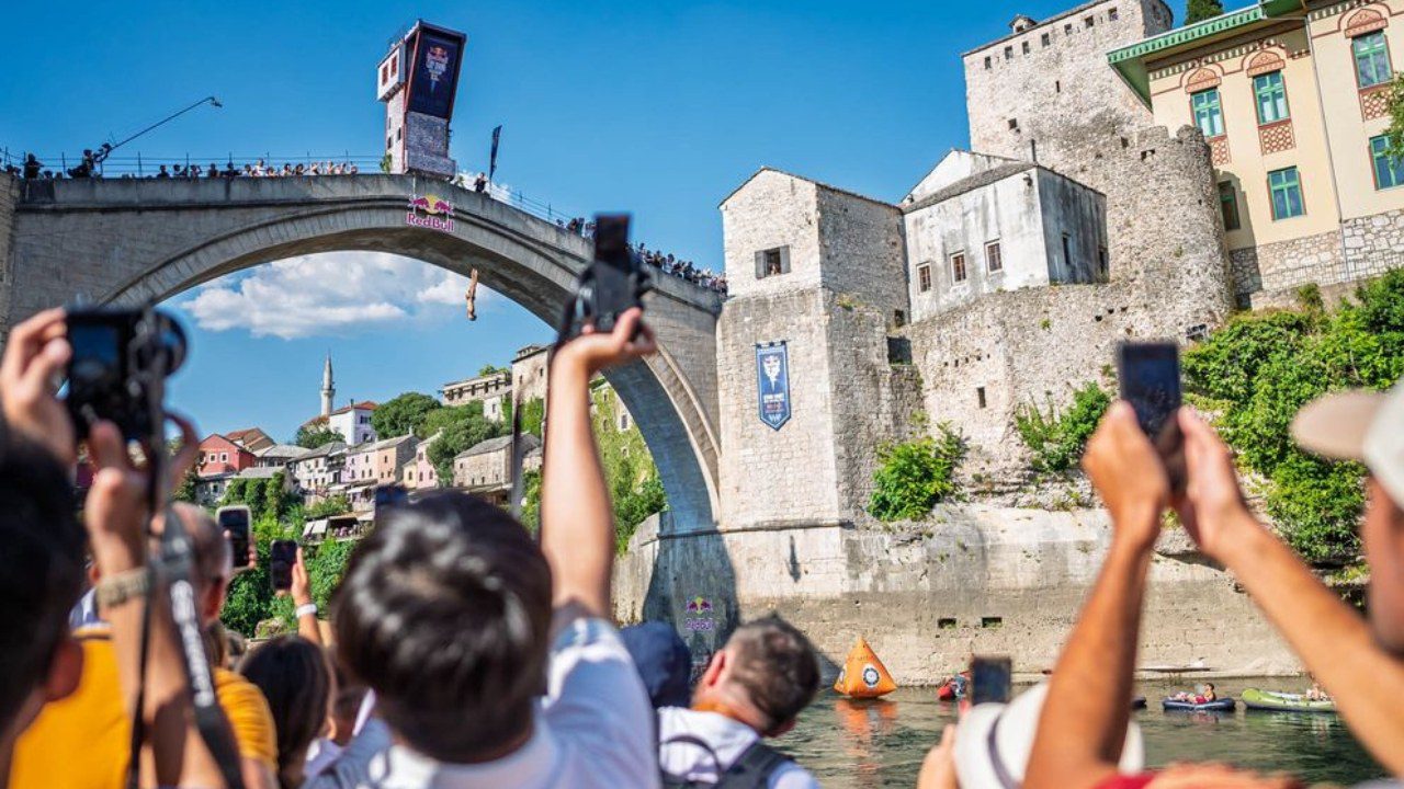Mostar čeka odlučujuće skokove: Iffland i Gimeno vode uoči finala Red Bull Cliff Divinga